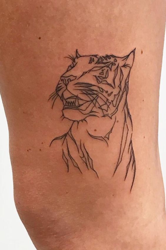 Hình xăm hổ phong cách linework ở bắp tay, chi tiết đơn giản, ảnh HD.