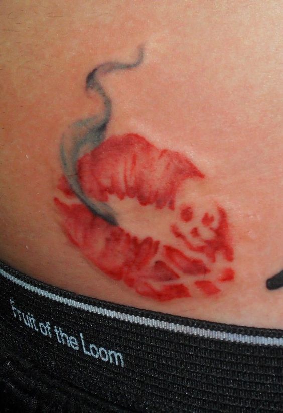 Hình xăm môi đỏ, phong cách màu nước, vị trí trên hông, chi tiết sắc nét, ảnh độ phân giải cao.