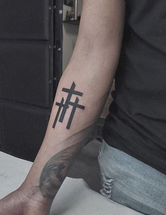 Hình xăm chữ đen trên cẳng tay, phong cách blackwork đơn giản, ảnh độ phân giải cao.