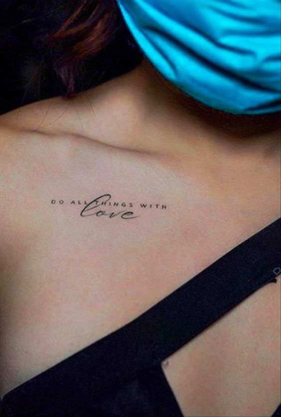 Hình xăm chữ "Do all things with love" ở vai, phong cách tối giản, ảnh HD chi tiết.