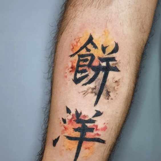 Hình xăm chữ Nhật phong cách màu nước trên cánh tay, nền màu sắc nghệ thuật, độ phân giải cao.