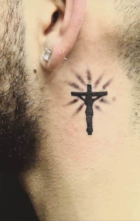 Hình xăm thánh giá mini sau tai, phong cách blackwork, chi tiết rõ nét, ảnh độ phân giải HD.