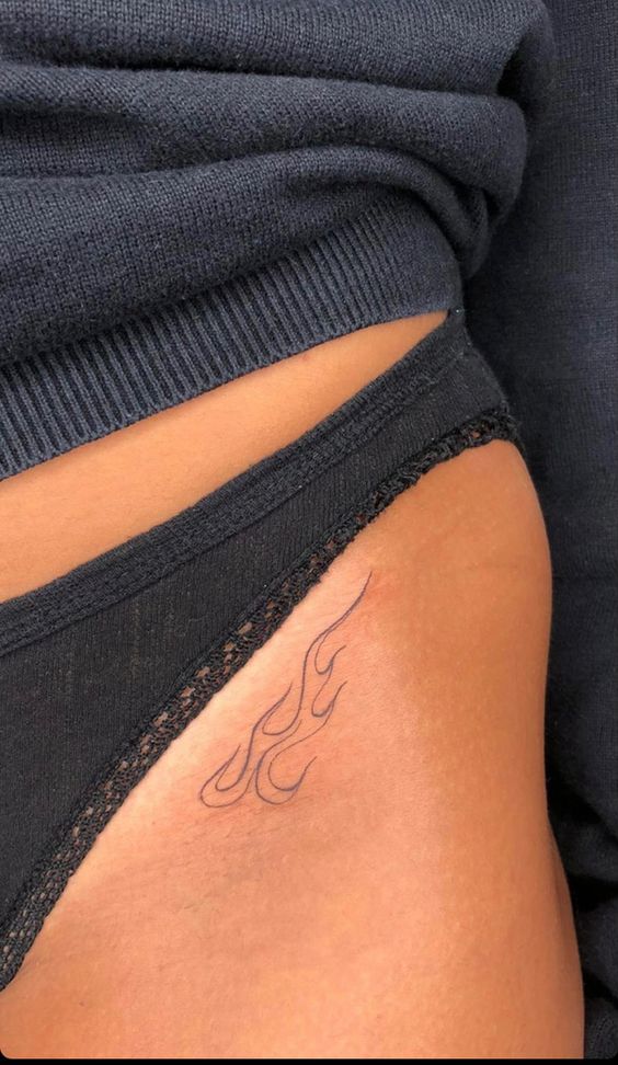 Thiết kế hình lửa đơn giản Hình xăm ngọn lửa mini ở hông, phong cách blackwork, chi tiết rõ nét, ảnh HD.
