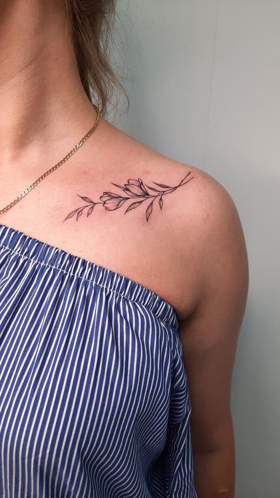 Hình xăm hoa mini trên vai, phong cách blackwork, chi tiết tinh tế, ảnh chất lượng HD.