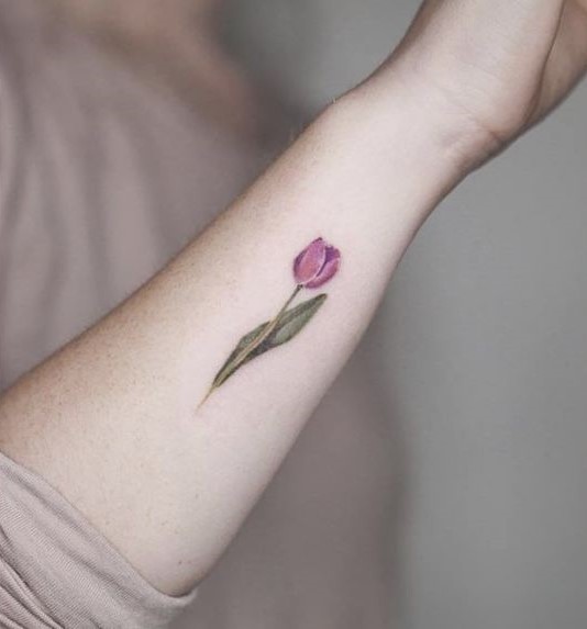 Hình xăm hoa tulip trên cẳng tay, phong cách màu nước, chi tiết tinh tế, ảnh HD.