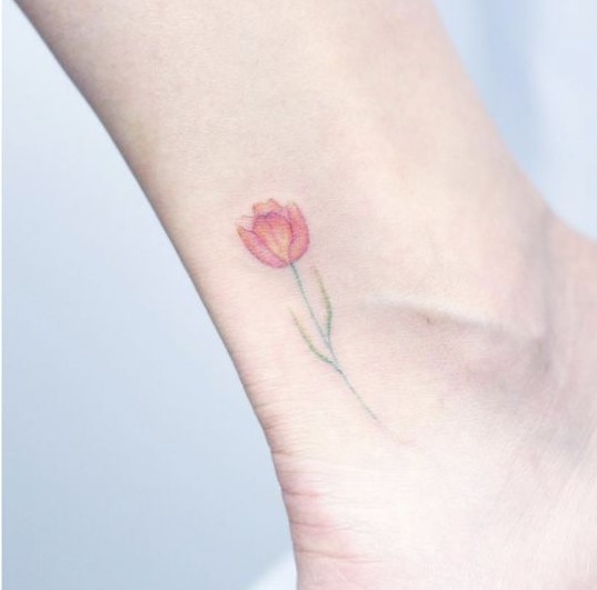 Hình xăm hoa tulip mini trên mắt cá chân, phong cách màu nước, chi tiết tinh tế, độ phân giải HD.