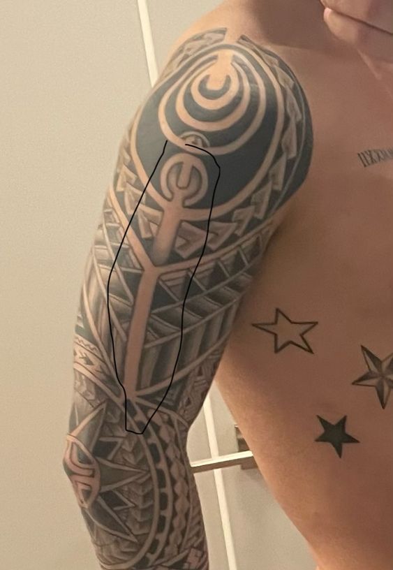 Hình xăm bộ lạc trên cánh tay, phong cách blackwork chi tiết, độ phân giải HD.