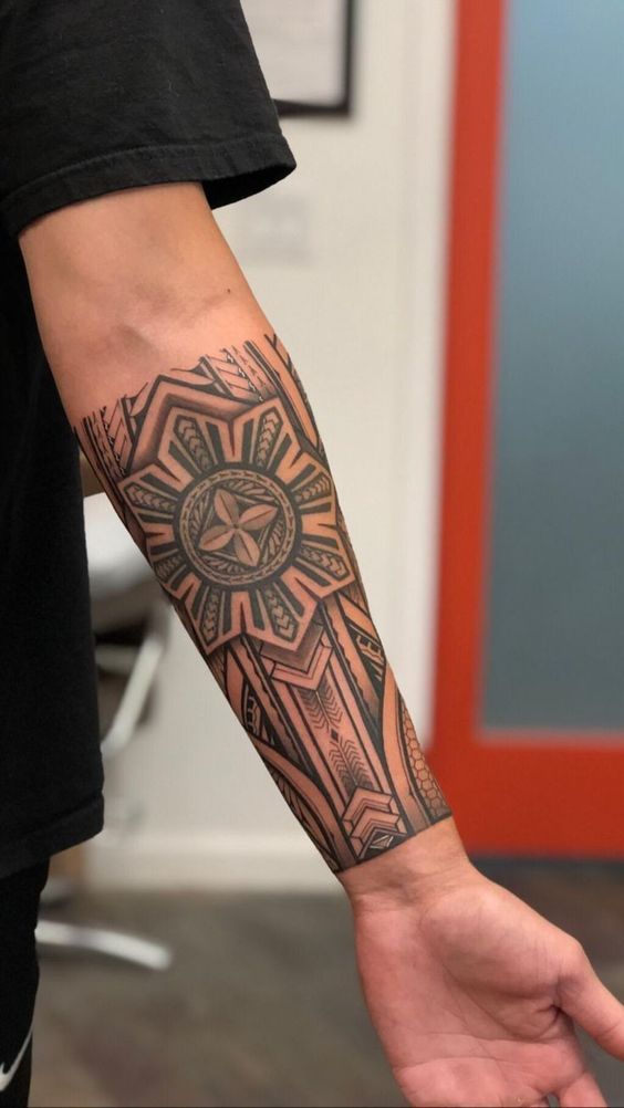 Hình xăm hoa văn trên cánh tay, phong cách blackwork, chi tiết sắc nét, độ phân giải HD.