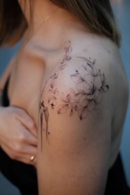 Hình xăm hoa trên vai, phong cách blackwork, chi tiết tinh tế, ảnh chất lượng HD.