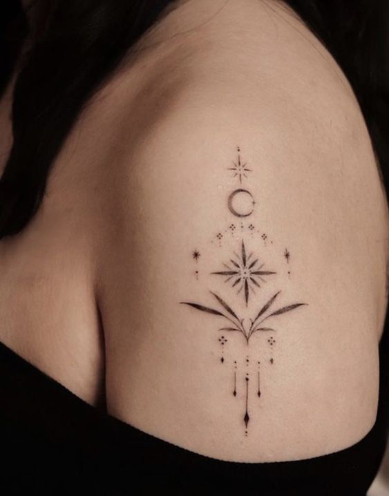 Hình xăm hình học trên vai, phong cách blackwork, chi tiết tinh xảo, hình ảnh độ phân giải cao.