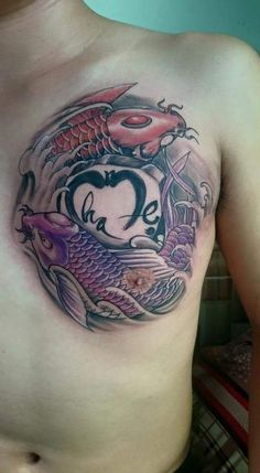 Tatoo cá chép độc đáo kết hợp chữ Hình xăm cá chép trên ngực, phong cách màu sắc, chi tiết cao, độ phân giải HD.