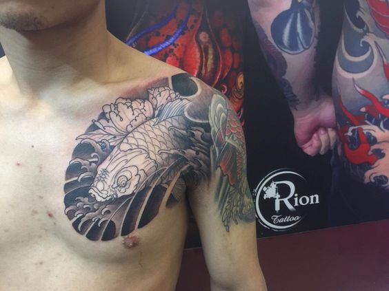 tatoo cá chép ở ngực phong cách tối giản Hình xăm cá chép trên vai, phong cách đen trắng cổ điển, chi tiết, ảnh HD.