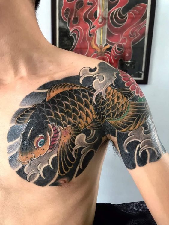 Tatoo cá chép ở nửa ngực phong cách đơn giản Hình xăm cá chép trên vai, phong cách Nhật Bản, chi tiết sắc nét, độ phân giải HD.