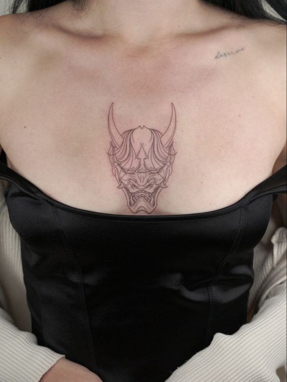 Hình xăm Oni ngực, phong cách blackwork tối giản, độ phân giải HD, chi tiết rõ nét.