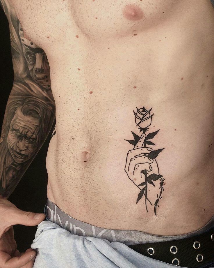 Hoa văn xăm bông hoa trên eo cho nam Hình xăm hoa hồng trên bụng, phong cách blackwork, chi tiết, độ phân giải HD.