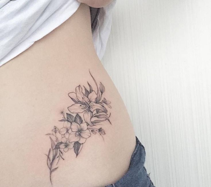 Hình xăm bông hoa kỳ vĩ ở eo Hình xăm hoa trên eo, phong cách blackwork, độ chi tiết cao, ảnh HD.