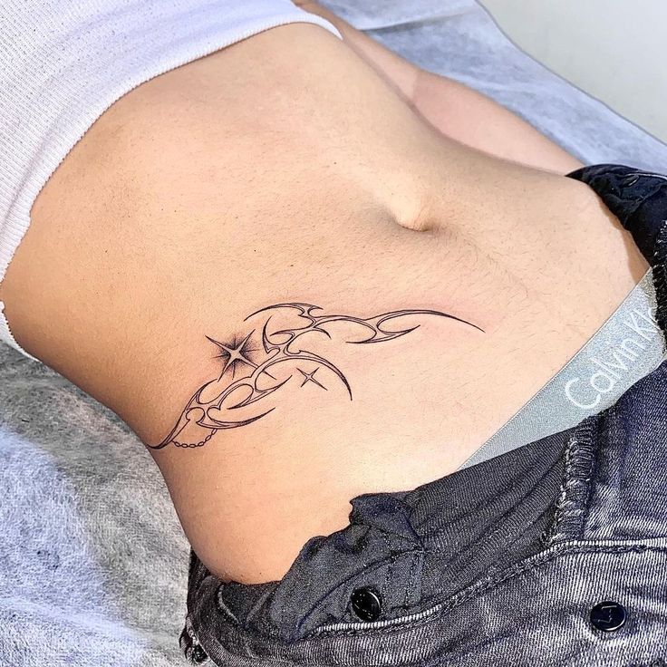 Hình xăm đơn giản, cách điệu Hình xăm tribal trên hông, phong cách blackwork, chi tiết sắc nét, độ phân giải cao.