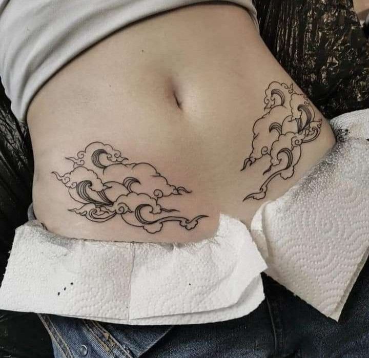 222+ Mẫu Hình Xăm Ở Eo Đẹp Và Cuốn Hút Nhất 2025 6 Hình xăm đám mây phong cách blackwork trên bụng, chi tiết tinh tế, ảnh HD.
