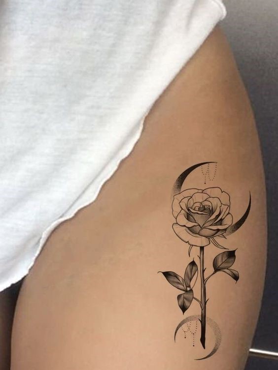 tatto hoa hồng đen mini kết hợp với trăng lưỡi liềm Hình xăm hoa hồng và mặt trăng trên đùi, phong cách blackwork, chi tiết rõ nét, độ phân giải HD.