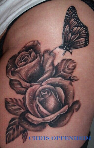 Hình xăm hoa hồng và bướm trên vai, phong cách blackwork, chi tiết cao, độ phân giải HD.