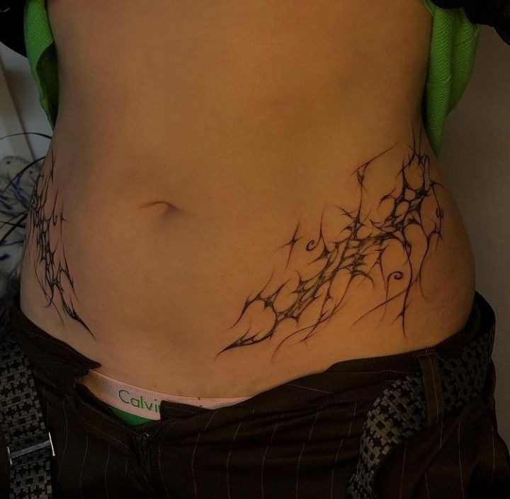 Tattoo lôi cuốn cho khách Hình xăm trừu tượng trên bụng, phong cách blackwork, độ chi tiết cao, ảnh HD.