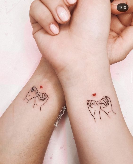 Tattoo mẫu hình ngoặc tay tình yêu ở cổ tay mini Hình xăm đôi tay móc ngoéo, phong cách tối giản, cổ tay, chi tiết nhỏ, độ phân giải HD.