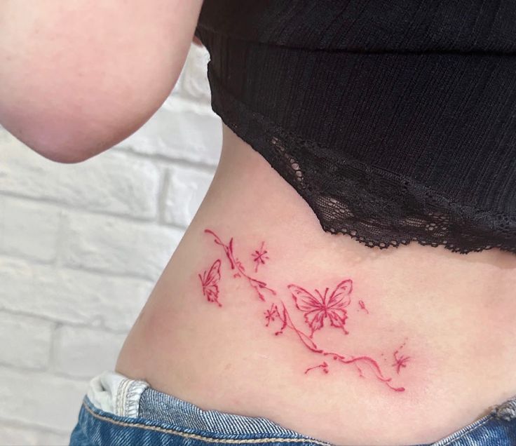 Tattoo màu sắc tuyệt đẹp Hình xăm bướm màu đỏ ở hông, phong cách tối giản, ảnh độ phân giải HD, chi tiết rõ nét.
