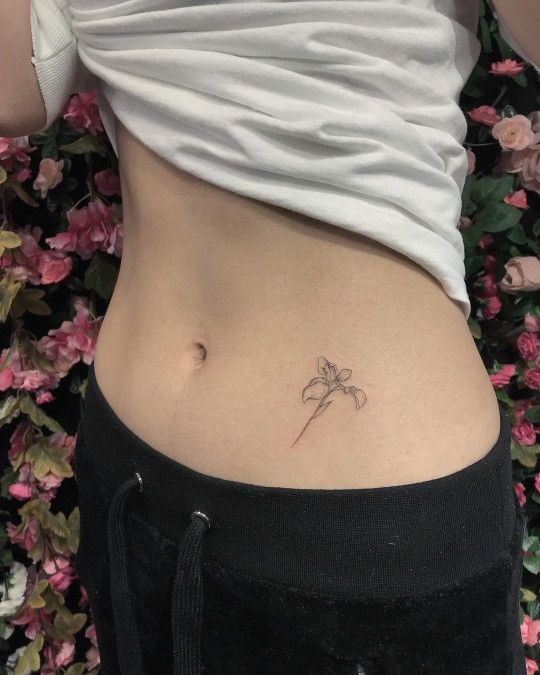 Tattoo mini đẹp ở eo Hình xăm hoa mini trên eo, phong cách tối giản, độ chi tiết cao, ảnh HD.