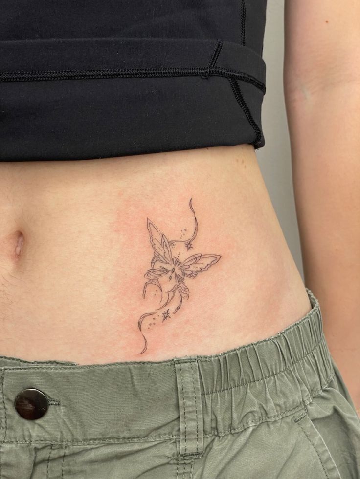 Tattoo mini cuốn hút Hình xăm bướm blackwork trên bụng, phong cách chi tiết, ảnh HD.