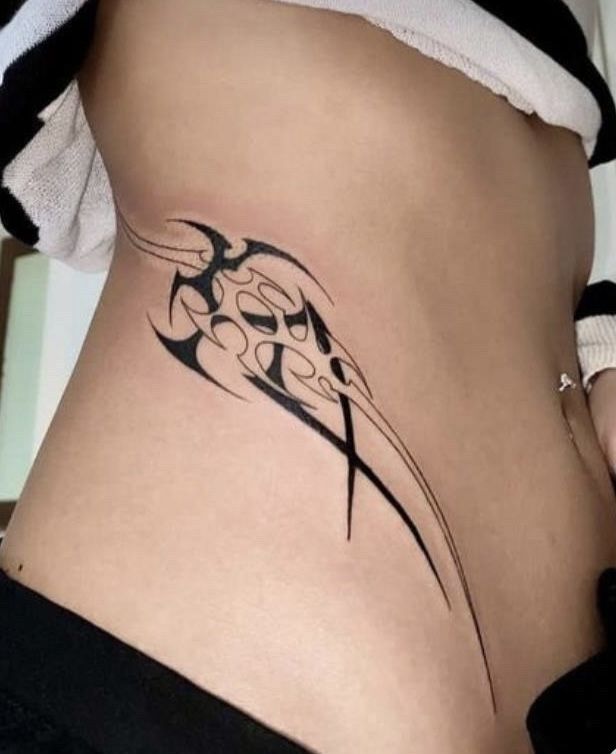 Tattoo ở eo cực chất Hình xăm tribal dọc eo, phong cách blackwork, chi tiết sắc nét, độ phân giải HD.