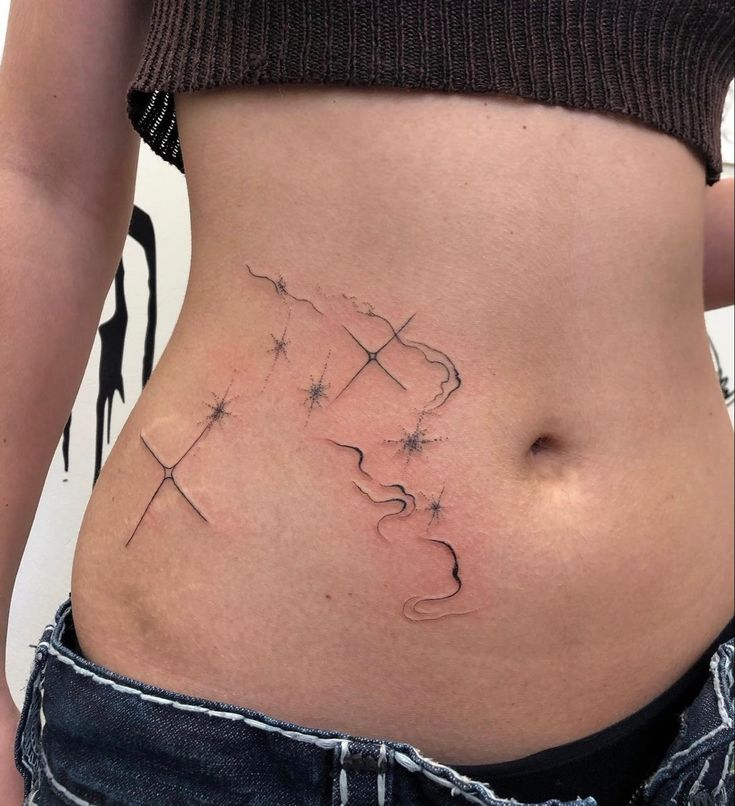 Tattoo ở eo độc đáo Hình xăm chòm sao trên bụng, phong cách blackwork, chi tiết tinh tế, ảnh HD.