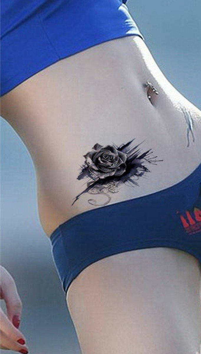 Tattoo ở eo phổ biến Hình xăm hoa hồng đen phong cách blackwork trên hông, chi tiết tinh xảo, độ phân giải HD.