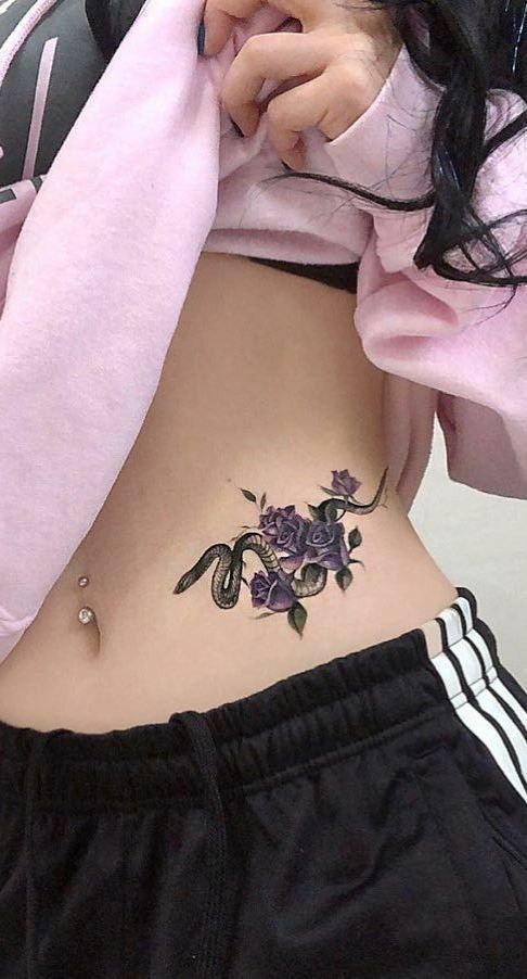 tattoo rắn quấn quanh hoa hồng ở eo Hình xăm rắn và hoa tím ở eo, phong cách màu nước, chi tiết rõ nét. Ảnh HD, 902x486.