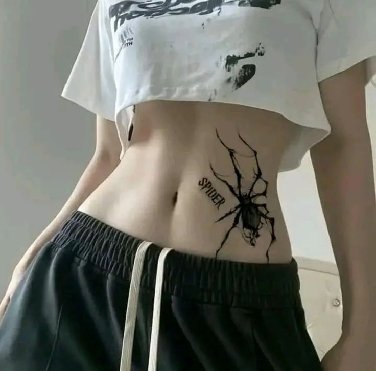 tattoo thu hút ở eo cho khách Hình xăm nhện phong cách blackwork trên bụng, chi tiết rõ nét, ảnh HD.