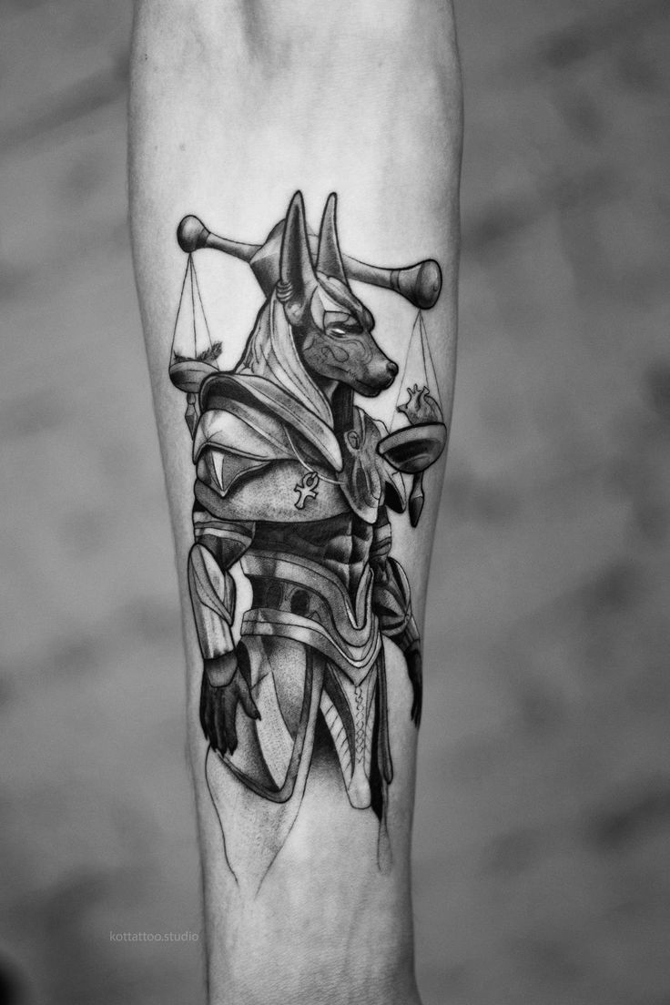 Hình xăm Anubis trên cánh tay, phong cách blackwork chi tiết, độ phân giải HD.