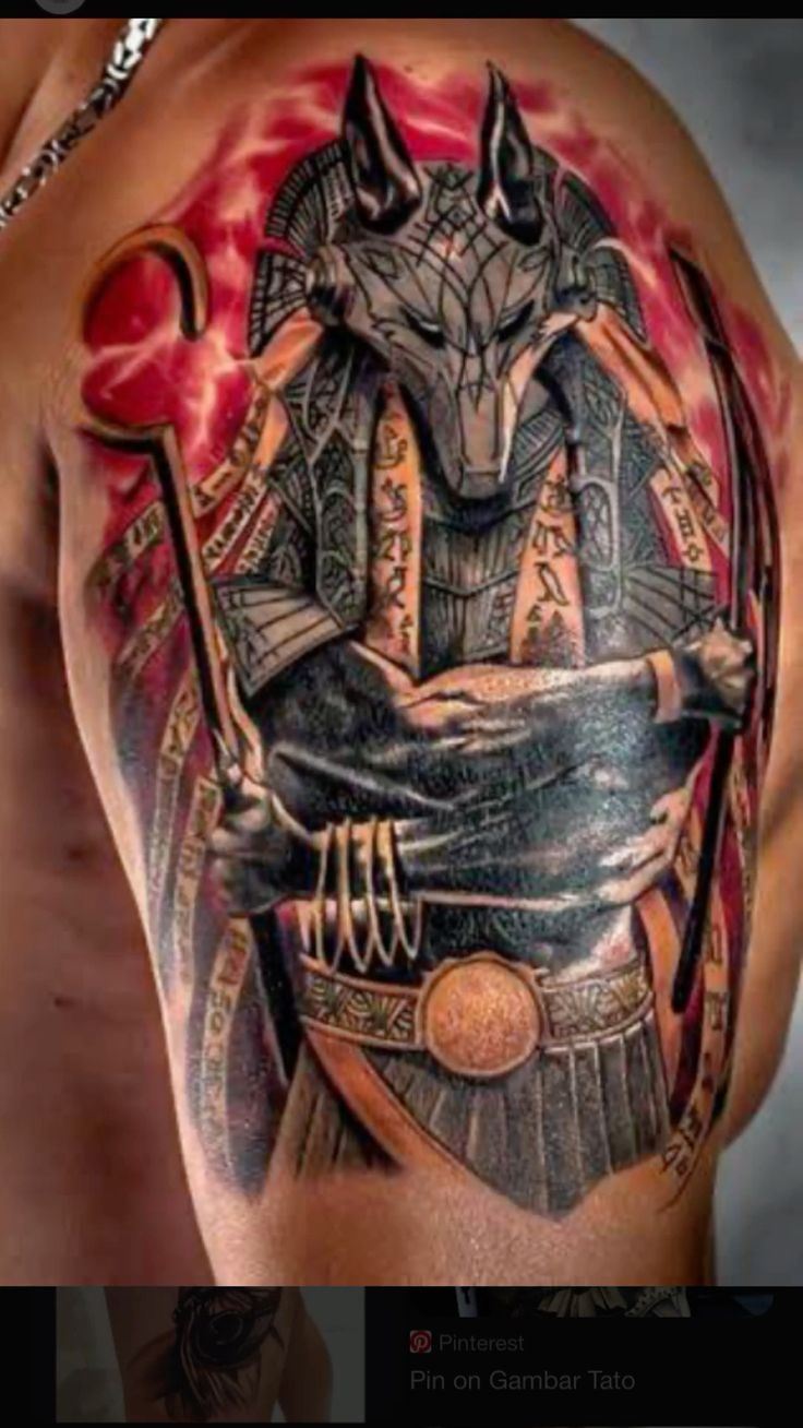 Hình xăm Anubis trên bắp tay, phong cách cổ điển, chi tiết sắc nét, độ phân giải HD.
