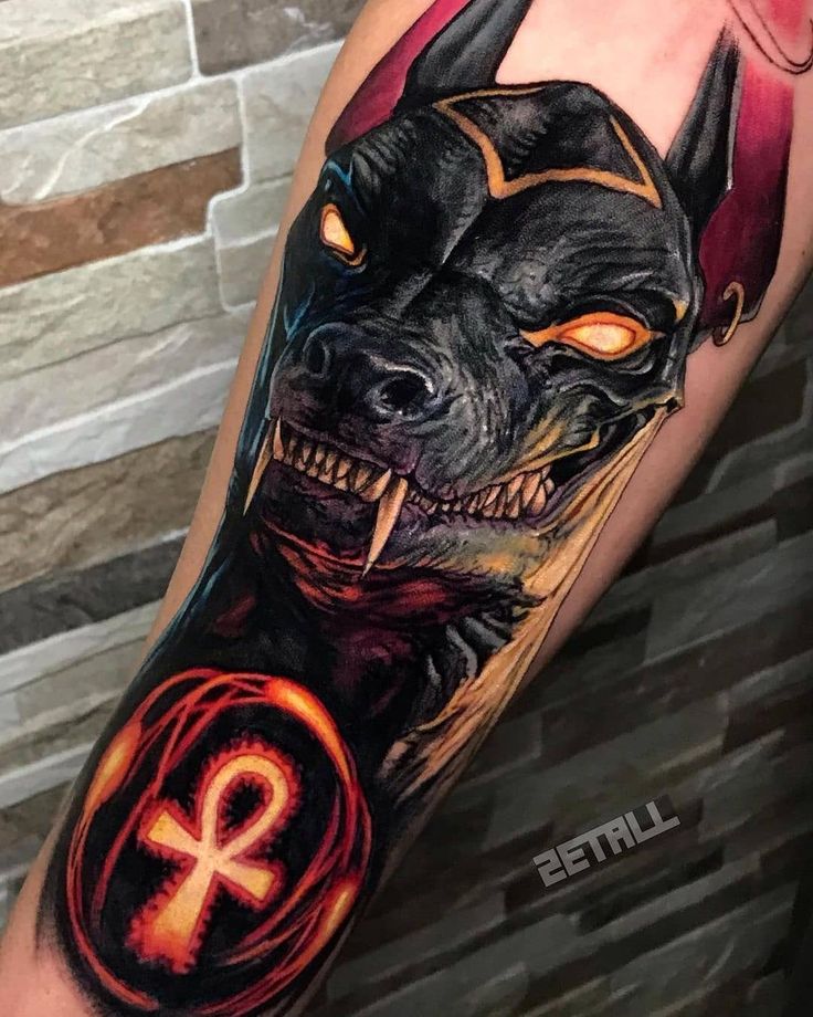 Hình xăm Anubis chi tiết trên tay, phong cách màu sắc sống động, độ phân giải HD, nổi bật với biểu tượng Ankh.