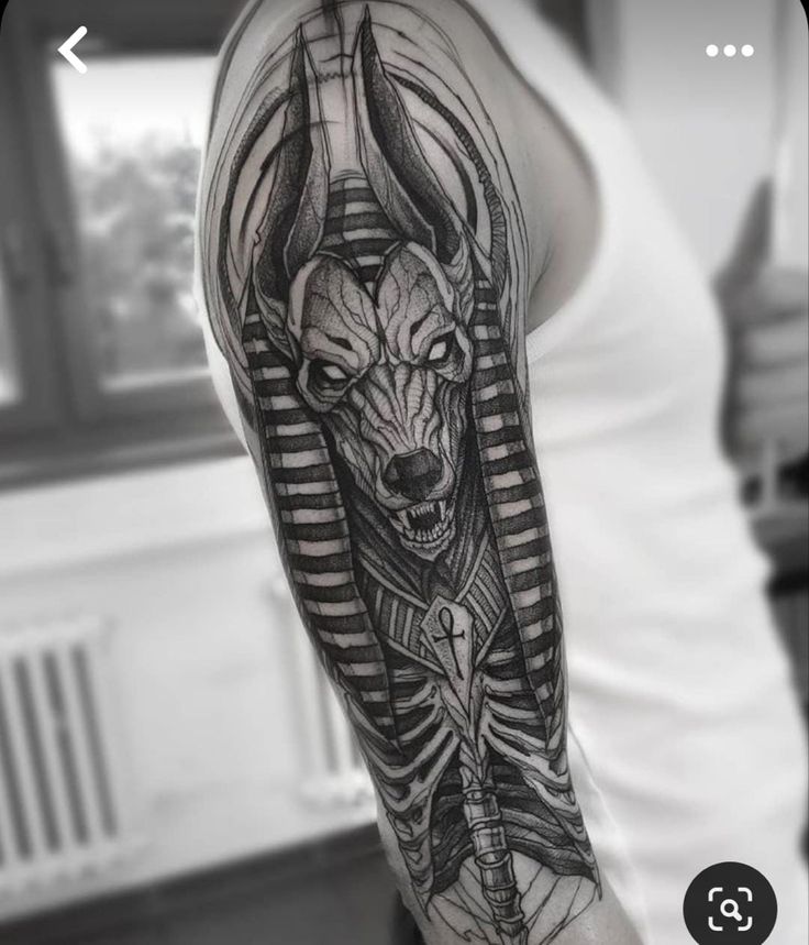Hình xăm thần Anubis trên cánh tay, phong cách blackwork chi tiết, ảnh HD.