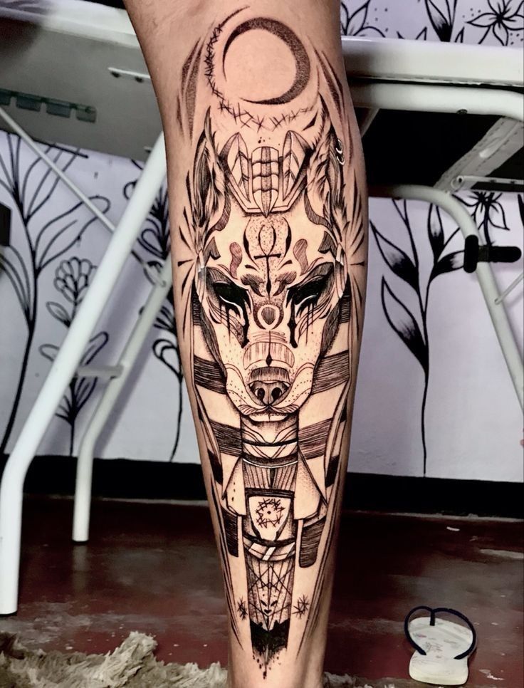 Hình xăm sói hình học blackwork ở chân, chi tiết sắc nét, phong cách độc đáo, độ phân giải cao.