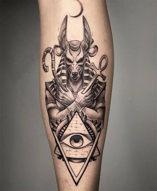 Hình xăm Anubis trên bắp chân, phong cách blackwork, chi tiết cao, ảnh HD.