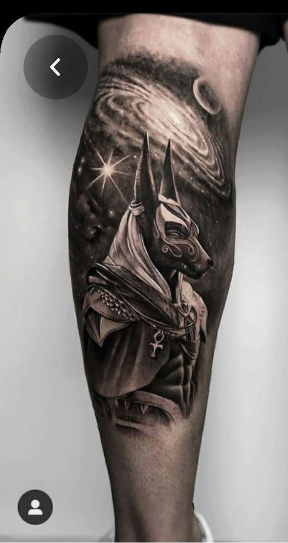 Hình xăm Anubis chi tiết ở chân, phong cách blackwork, chủ đề vũ trụ. Độ phân giải cao.