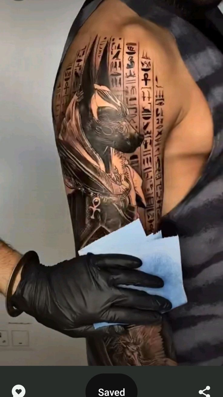 Hình xăm Anubis trên cánh tay phong cách blackwork chi tiết, hình ảnh chất lượng HD.