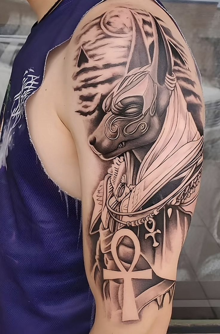 Hình xăm Anubis cổ điển trên bắp tay, phong cách blackwork chi tiết, ảnh HD.