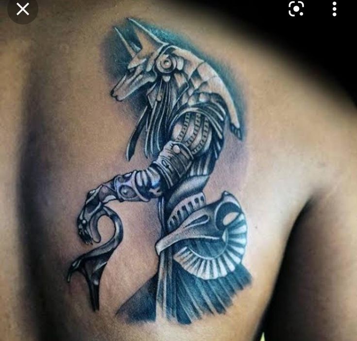 Hình xăm Anubis cổ điển chi tiết trên vai, phong cách blackwork, độ phân giải HD.