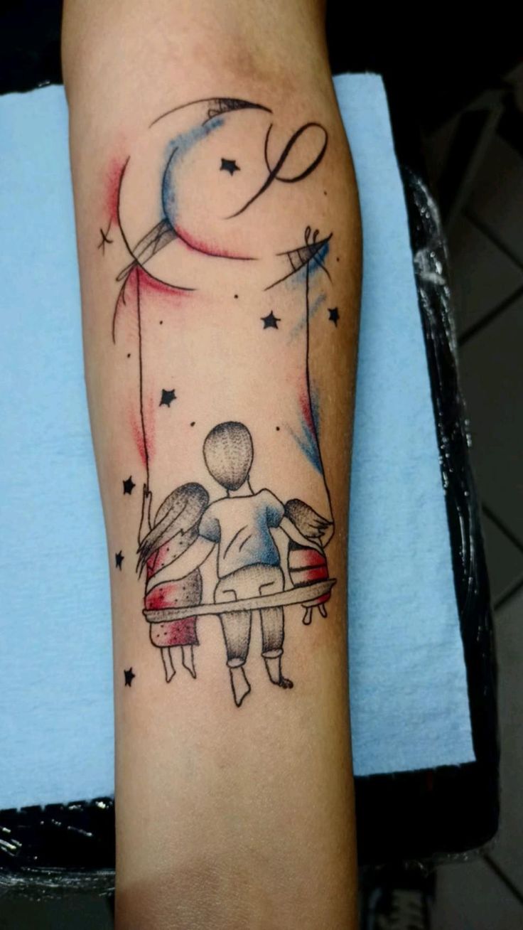 tattoo bố và con gái ngắm trăng Hình xăm trẻ em trên xích đu, phong cách màu nước, vị trí cánh tay, độ chi tiết cao, độ phân giải HD.
