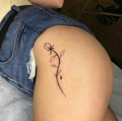 Hình xăm hoa hồng mini, vị trí đùi, phong cách blackwork, ảnh HD.