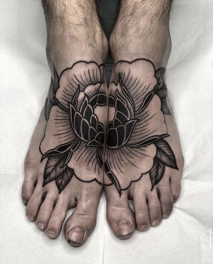 Hình xăm hoa phong cách blackwork trên mu bàn chân, chi tiết sắc nét, độ phân giải HD.