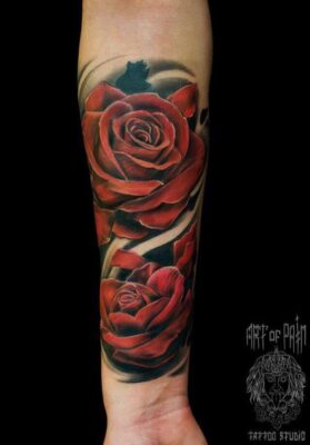 Tattoo hoa hồng trên cánh tay Hình xăm hoa hồng trên cẳng tay, phong cách màu sắc chi tiết, độ phân giải HD.