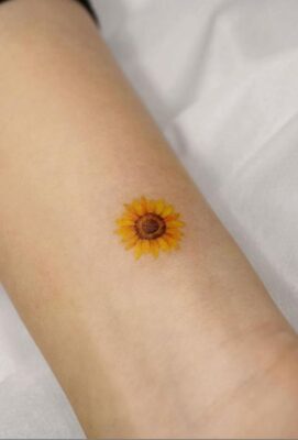 tattoo bông hướng dương cute Hình xăm hoa hướng dương mini trên tay, phong cách màu nước, chi tiết rõ nét, ảnh HD.