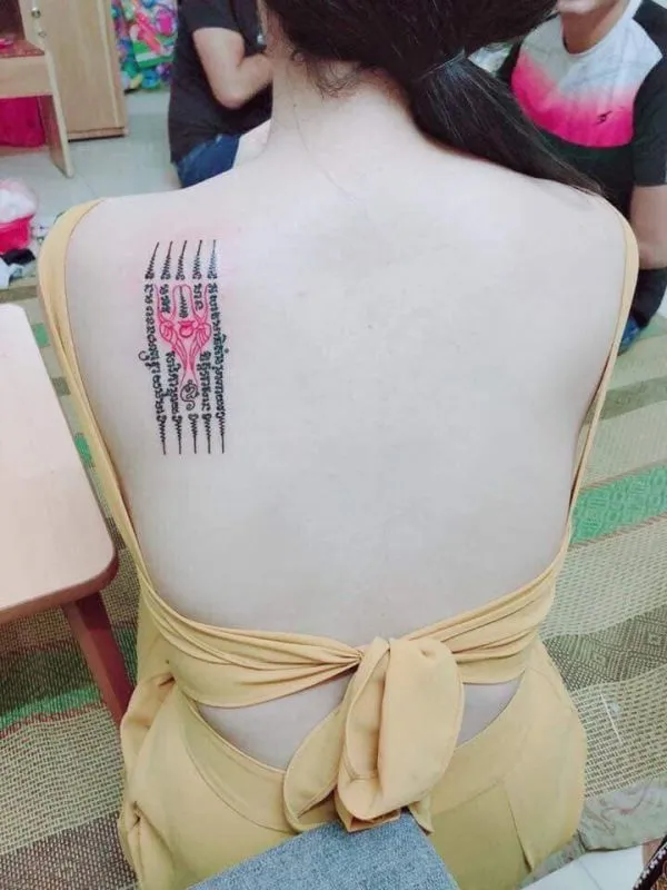 Hình xăm bùa Thái cho nữ ở lưng
